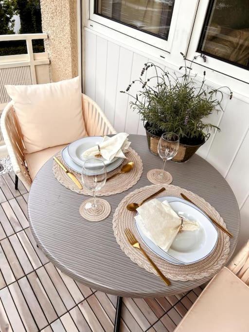 Stylish Studio Apartment With Beautiful Balcony Ingolstadt Esterno foto